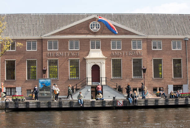 turister utanför hermitage amsterdam, nederländerna - ermitaget bildbanksfoton och bilder