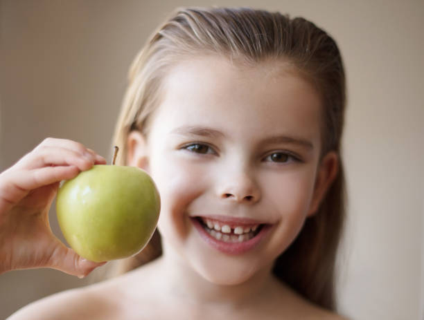 apfel, halten sie ihren organismus gesund. - model organism stock-fotos und bilder