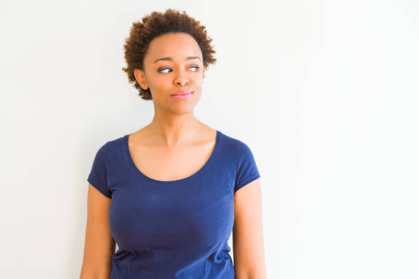 young beautiful african american woman over white background smiling looking side and staring away thinking. - mannered imagens e fotografias de stock