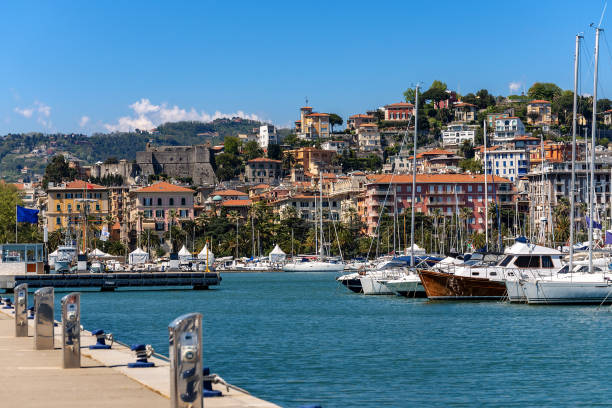 arquitectura da cidade e porto de la spezia-liguria italia - sailboat moored blue nautical vessel - fotografias e filmes do acervo