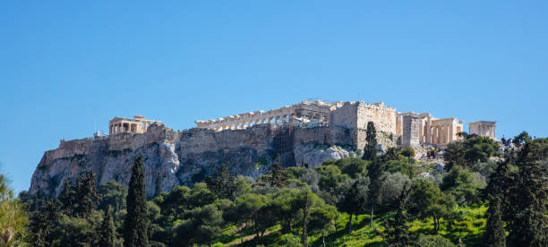 atene grecia, roccia dell'acropoli e partenone su sfondo cielo azzurro chiaro - clear sky acropolis athens greece greece foto e immagini stock