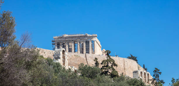 atene grecia, roccia dell'acropoli e partenone su sfondo cielo azzurro chiaro - clear sky acropolis athens greece greece foto e immagini stock
