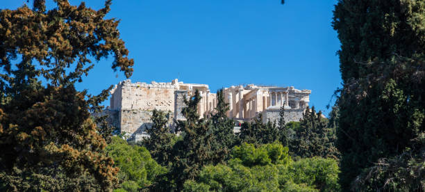 atene grecia, roccia dell'acropoli e partenone su sfondo cielo azzurro chiaro - clear sky acropolis athens greece greece foto e immagini stock