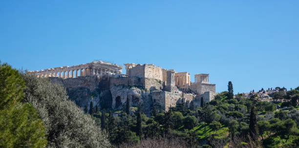 atene grecia, roccia dell'acropoli e partenone su sfondo cielo azzurro chiaro - clear sky acropolis athens greece greece foto e immagini stock