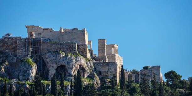 atene grecia, roccia dell'acropoli su sfondo cielo azzurro chiaro - clear sky acropolis athens greece greece foto e immagini stock