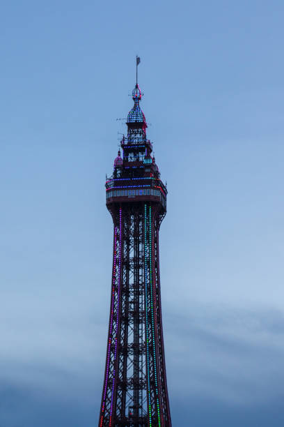 la torre de blackpool por la noche - blackpool illuminated blackpool tower vacations fotografías e imágenes de stock