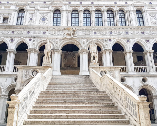 el palacio ducal de venecia - doges palace palazzo ducale staircase steps fotografías e imágenes de stock