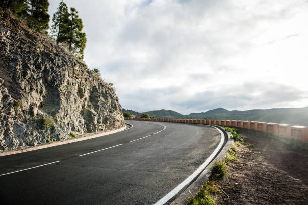 tenerife car road en un hermoso valle de la isla canaria - tenerife spain national park canary islands fotografías e imágenes de stock