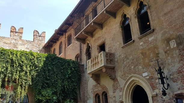 balcone romeo e giulietta a verona. - travel juliets balcony balcony europe foto e immagini stock