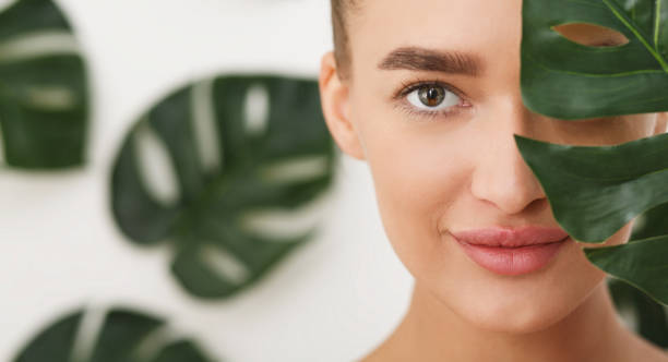 mujer con maquillaje natural y hoja verde - beautiful human skin beauty healthy lifestyle fotografías e imágenes de stock