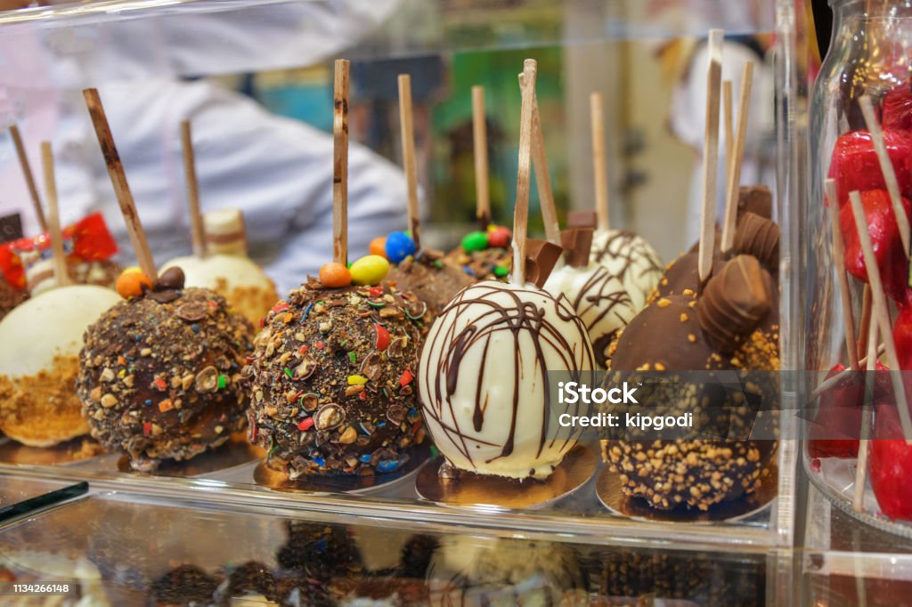 Manzanas Cubiertas De Chocolate En La Feria De Navidad Foto de stock y más banco de imágenes de Cobertura de chocolate - iStock Manzanas Cubiertas De Chocolate En La Feria De Navidad Foto de stock y más banco de imágenes de Cobertura de chocolate - iStock