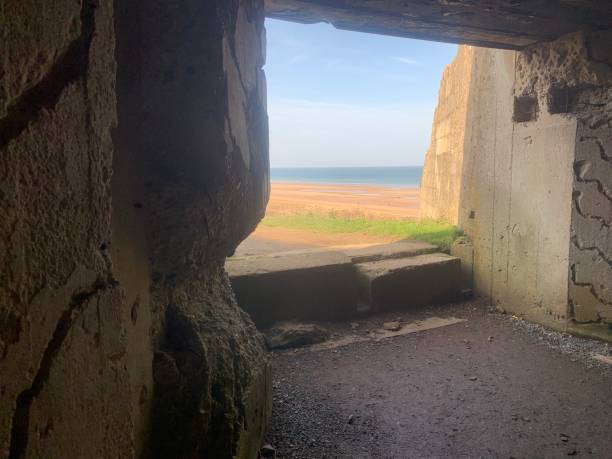 bunker da praia de omaha - france sea allied forces atlantic ocean - fotografias e filmes do acervo