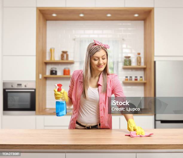 Junge Frau Putzt Eine Holztheke In Einer Küche Stockfoto und mehr Bilder von Arbeiten - Arbeiten, Berufliche Beschäftigung, Blondes Haar