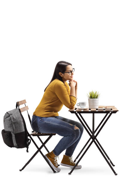 estudante fêmea em um café que senta-se em uma tabela com café - coffee sack bag espresso - fotografias e filmes do acervo
