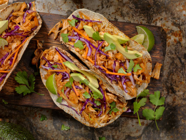 grill wyciągnął jack fruit taco - chlebowiec zdjęcia i obrazy z banku zdjęć