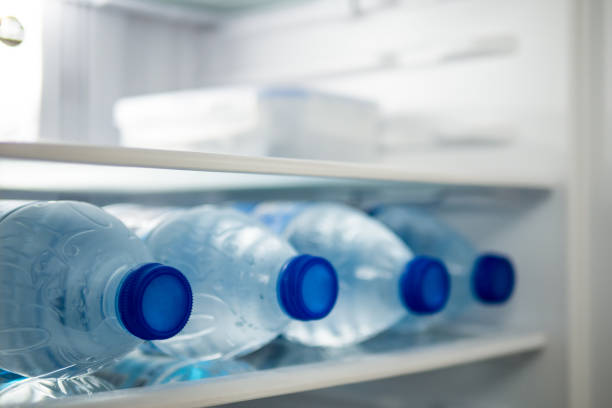 water bottles in refrigerator - water bottle cold purified water imagens e fotografias de stock