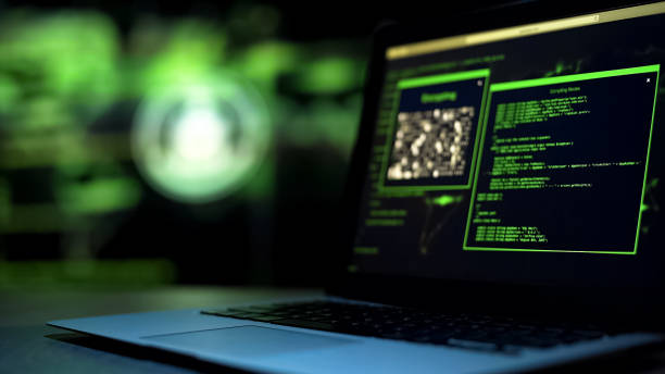 programmering scripts op laptop monitor, ongeoorloofde remote hacken van de server - data leak stockfoto's en -beelden