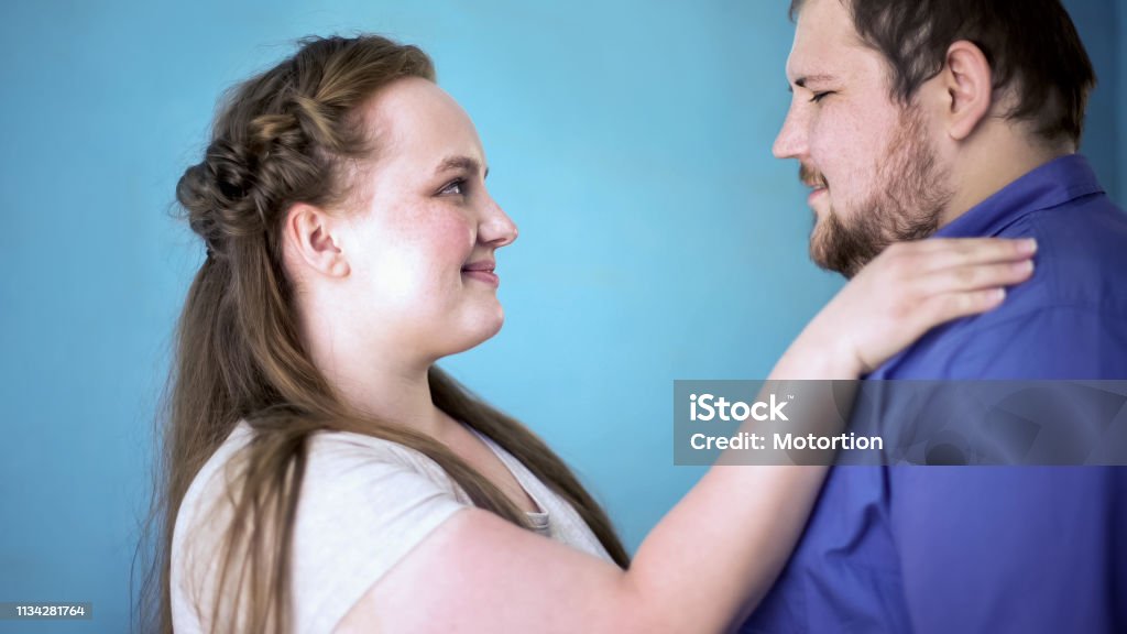 남자 친구에 게 사랑을 찾고 돌보는 뚱뚱한 여자 친구 관계 행복 커플에 대한 스톡 사진 및 기타 이미지 - 커플, 과체중, 큰 체격 -  iStock 남자 친구에 게 사랑을 찾고 돌보는 뚱뚱한 여자 친구 관계 행복 커플에 대한 스톡 사진 및 기타 이미지 - 커플, 과체중, 큰 체격 -  Istock