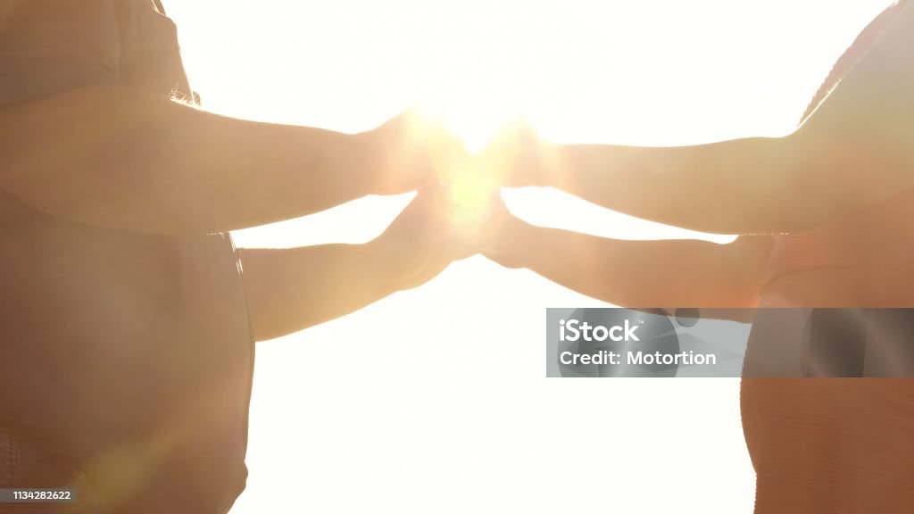 뚱뚱한 여자 친구와 남자 친구가 손을 잡고 야외 날짜 비만 문제 과체중에 대한 스톡 사진 및 기타 이미지 - 과체중, 손, 2명 -  iStock 뚱뚱한 여자 친구와 남자 친구가 손을 잡고 야외 날짜 비만 문제 과체중에 대한 스톡 사진 및 기타 이미지 - 과체중, 손, 2명 -  Istock