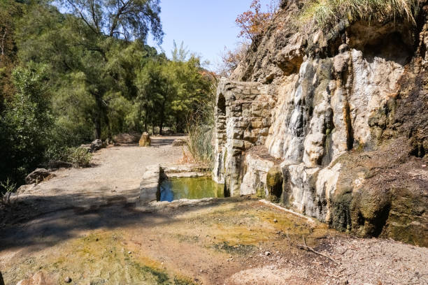 ミネラルスプリング、アラムロックパーク、サンノゼ、カリフォルニア - footpath autumn stone old ストックフォトと画像