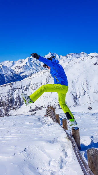 österreich-mann im ski-outfit springt in den neuschnee - apres ski friendship skiing enjoyment stock-fotos und bilder