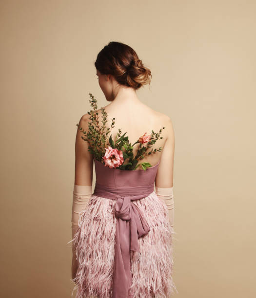 若い女性と花の背面図 - vertical single flower women teenager ストックフォトと画像