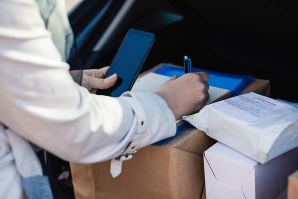 mujer de negocios entrega desde el coche - success signing businesswoman serious fotografías e imágenes de stock