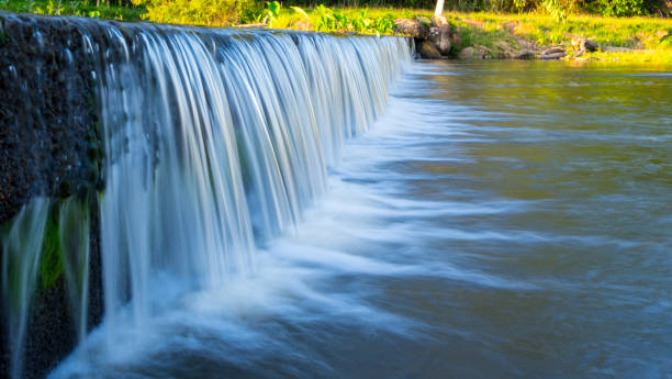 small waterfall - miniature weir imagens e fotografias de stock