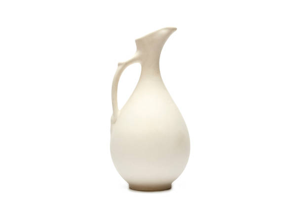 poterie, vase, cruche d'argile blanche d'isolement sur fond blanc. une maquette de poterie faite d'argile blanche sur un fond blanc. - crock pot photos et images de collection