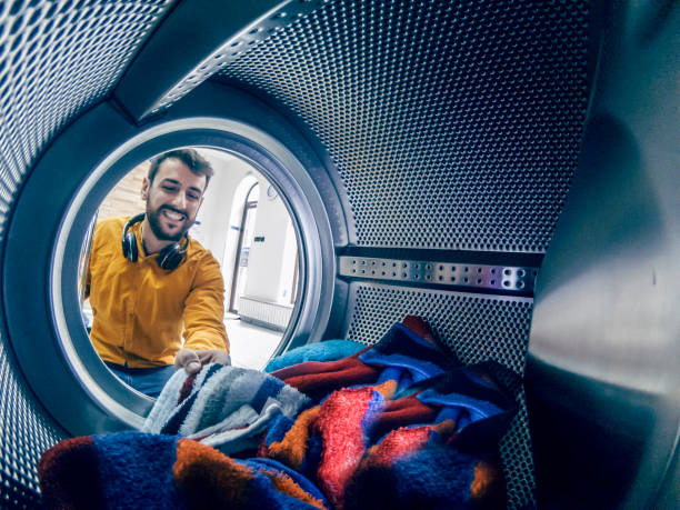 jeune homme se lavant ses vêtements - all laundry detergent audio photos et images de collection