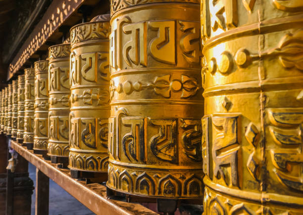 nepal - koła modlitewne złota świątynia - tibet india tibetan culture buddhism zdjęcia i obrazy z banku zdjęć
