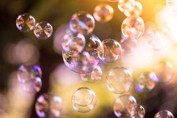 burbujas de jabón flotando en el aire, tiempo de verano - spectrum geometry refraction sphere fotografías e imágenes de stock
