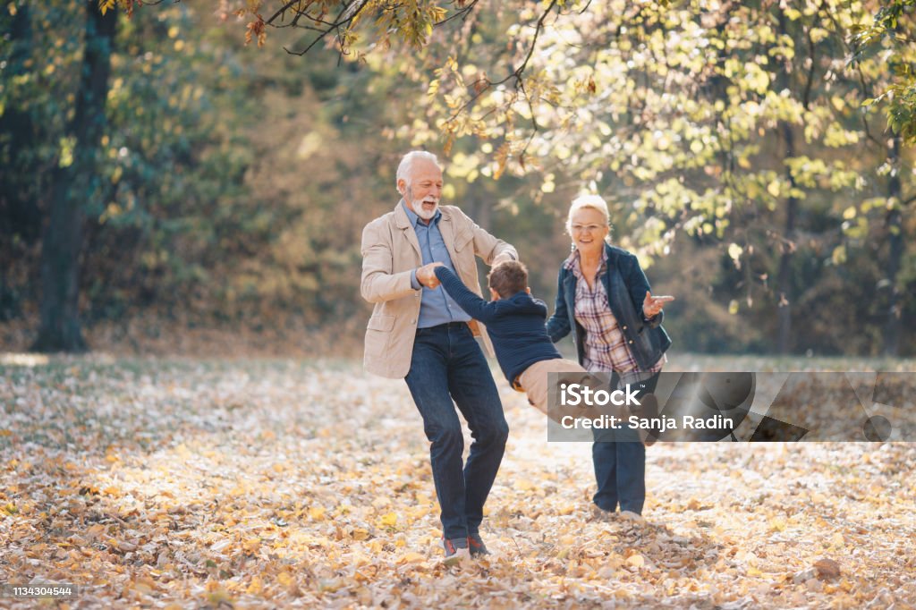 Mit Großeltern spielen - Lizenzfrei Großeltern Stock-Foto