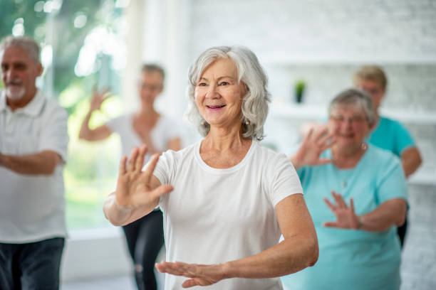 fare tai chi - people joy relaxation concentration foto e immagini stock