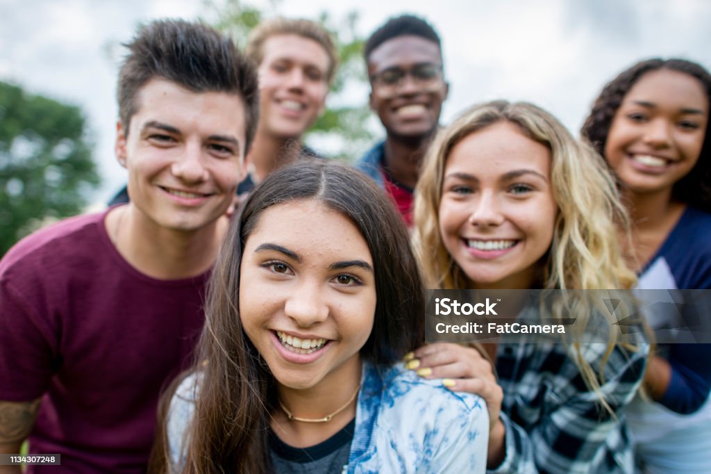 Freunde machen gemeinsam ein Bild - Lizenzfrei Teenager-Alter Stock-Foto