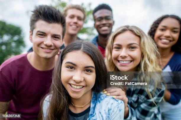 Freunde Machen Gemeinsam Ein Bild Stockfoto und mehr Bilder von Teenager-Alter - Teenager-Alter, Kind, Menschengruppe