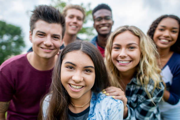 przyjaciele robiący wspólne zdjęcie - nature smiling teenage girls female zdjęcia i obrazy z banku zdjęć