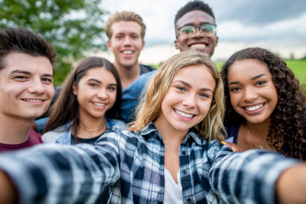 adolescents de sourire - beautiful student female beauty in nature photos et images de collection