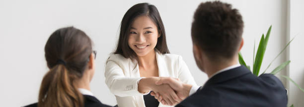 笑顔アジア女性欠員候補動揺手と hr マネージャー - resume interview recruitment human resources ストックフォトと画像