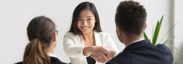 улыбаясь азиатских женщин вакансии кандидата рукопожатие с hr менеджер - resume interview recruitment human resources стоковые фото и изображения