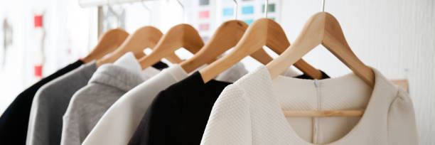 나무로 되는 옷걸이에 형식 복장 선택 백색 회색 백색 색깔 - retail workshop store tailor 뉴스 사진 이미지