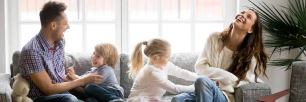 작은 아이 간 질 부모 가족 재미 있는 소파에 앉아 - family indoors happiness laughing 뉴스 사진 이미지