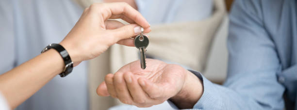 エージェントから新しい家に鍵を受け取る横の�写真のカップル - apartment manager key giving ストックフォトと画像