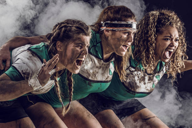 drie vrouwelijke rugby spelers - rugby scrum stockfoto's en -beelden
