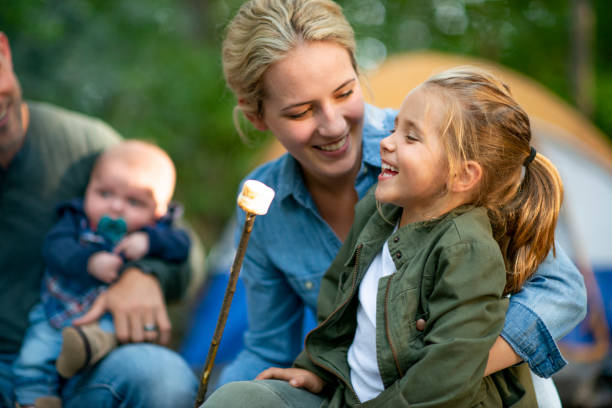 família que roasting marshmallows no acampamento - family child mother autumn - fotografias e filmes do acervo