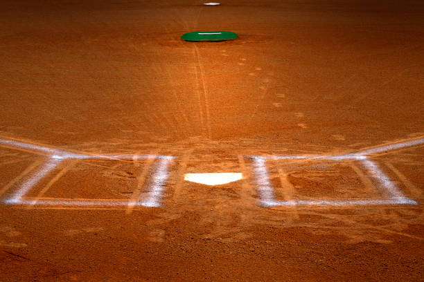 野球の内野、茶色の粘土の土でバッターボックスのチョークラインで - baseball dirt softball baseball diamond ストックフォトと画像
