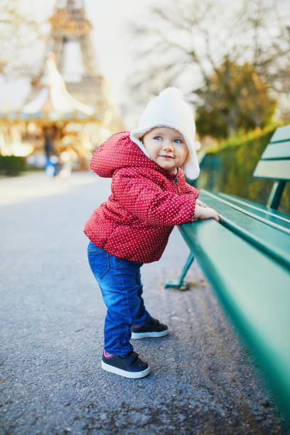 szczęśliwe dziecko w paryżu w pobliżu wieży eiffla - winter child coat baby girls zdjęcia i obrazy z banku zdjęć