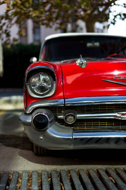 an der vorderseite leuchtet eine stoßstange eines rot gefärbten chevrolet von 1957 - 1957 stock-fotos und bilder