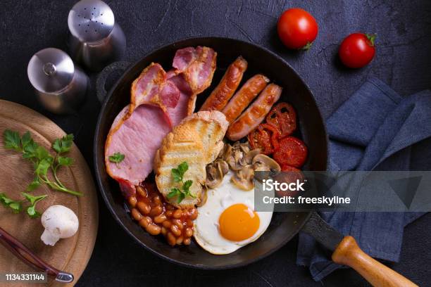 소시지 베이컨 계란 토마토 버섯 및 콩을 사용한 영어 또는 아일랜드어 아침 식사 가득 찬에 대한 스톡 사진 및 기타 이미지 ... 소시지 베이컨 계란 토마토 버섯 및 콩을 사용한 영어 또는 아일랜드어 아침 식사 가득 찬에 대한 스톡 사진 및 기타 이미지 ...