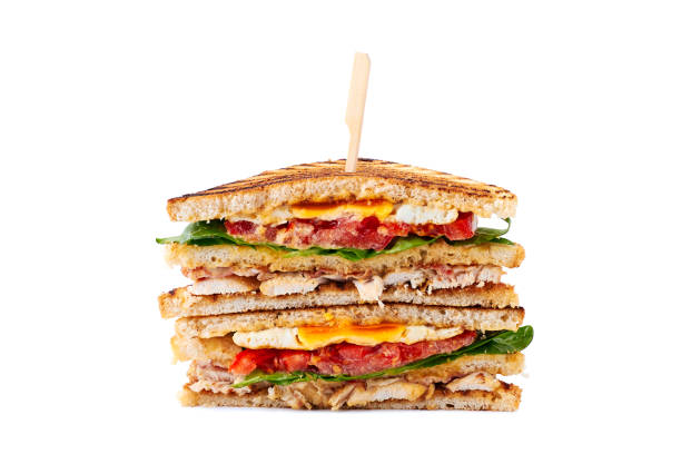 sanduíche suculento enorme do clube com galinha e ovo fritado no branco - club sandwich sandwich salad bread - fotografias e filmes do acervo